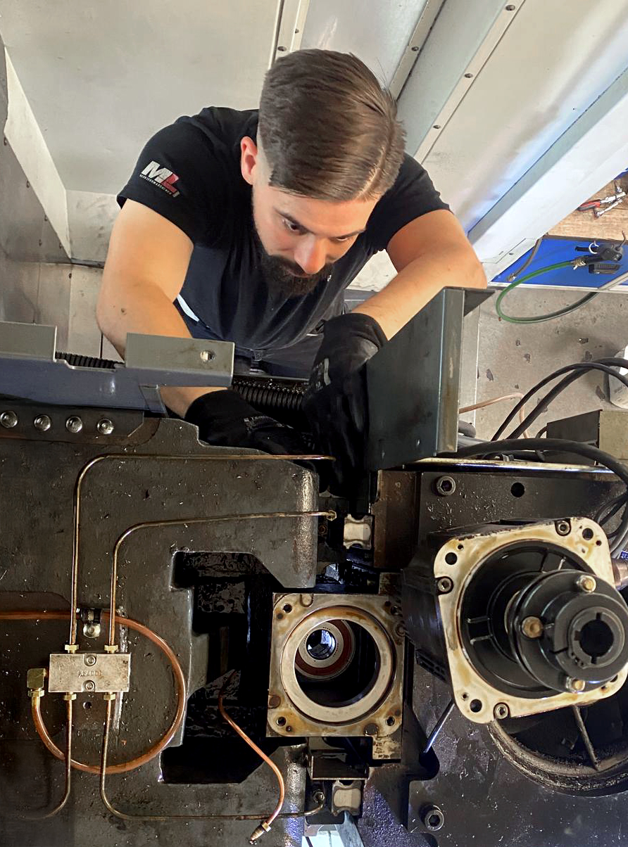 Mechatroniker an Maschine