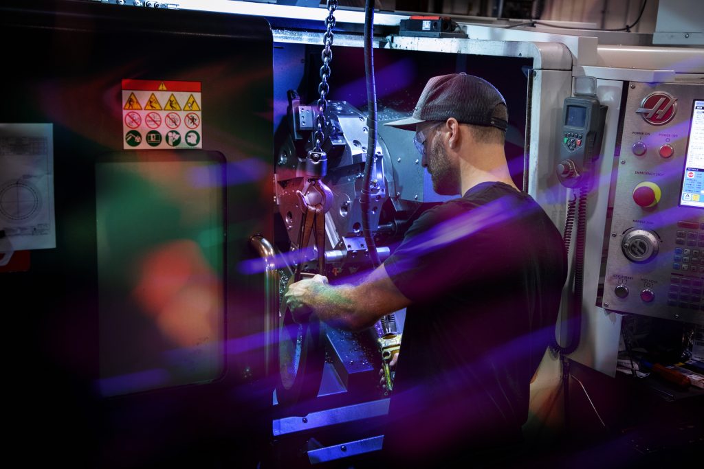 CNC Mechatroniker, Applikation, arbeitet an Maschine