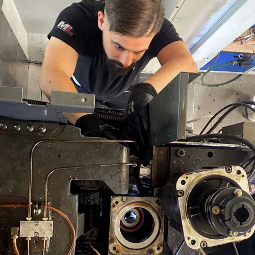 Mechatroniker an Maschine